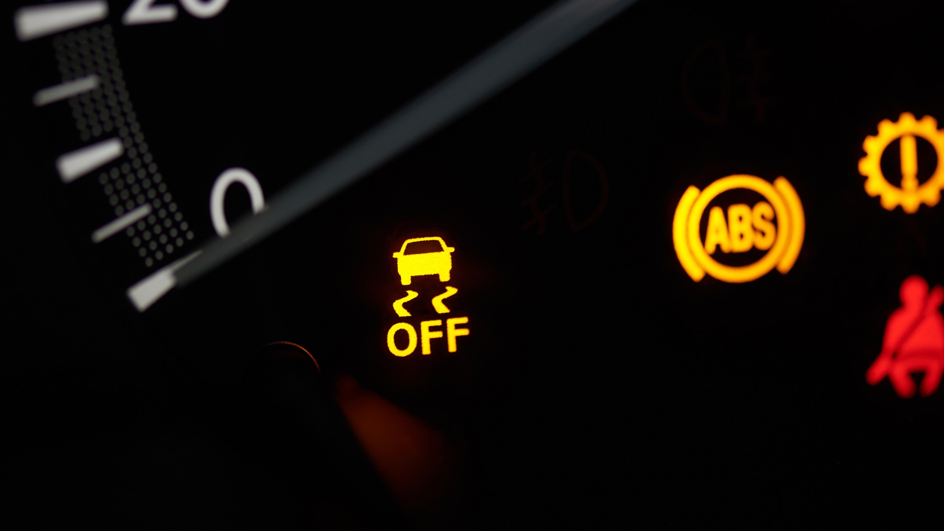Nahaufnahme des Tachometers eines Autos