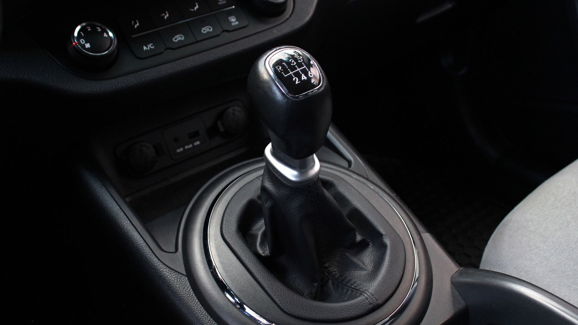 Schalthebel in einem modernen Auto. Schalthebel eines Schaltgetriebes. Detailaufnahme eines Schalthebels in einem Auto. Sechsgang-Schalthebel in einem Auto. Innenraum eines modernen SUV.